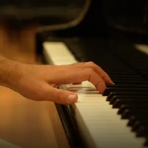 Only 5 Fingers Playing Piano, but the Sound of So Many Hands